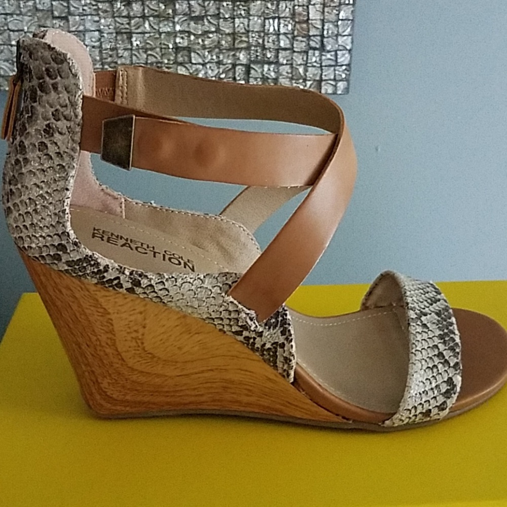 Kenneth Cole "OH AVA" Lizard Wedge Zip Back